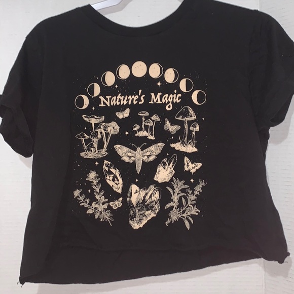 Hot Topic Tops - Hot topic graphic crop top